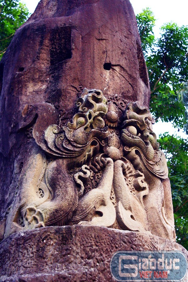 Đã có rất nhiều giả thuyết về Cột đá của chùa Dạm được đưa ra nhưng phần đông giả thuyết được nhiều chuyên gia đồng tình là cột đá chùa Dạm là biểu tượng của chiếc Linga (biểu tượng của dương vật nam giới). Đó cũng là một biểu tượng trong tín ngưỡng phồn thực dân gian có nguồn gốc từ văn hóa Chăm Pa.
